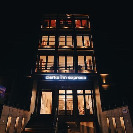 Clarks Inn Express, Деградун Екстер'єр фото