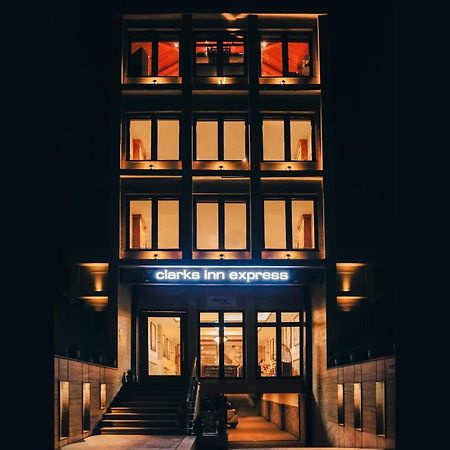 Clarks Inn Express, Деградун Екстер'єр фото