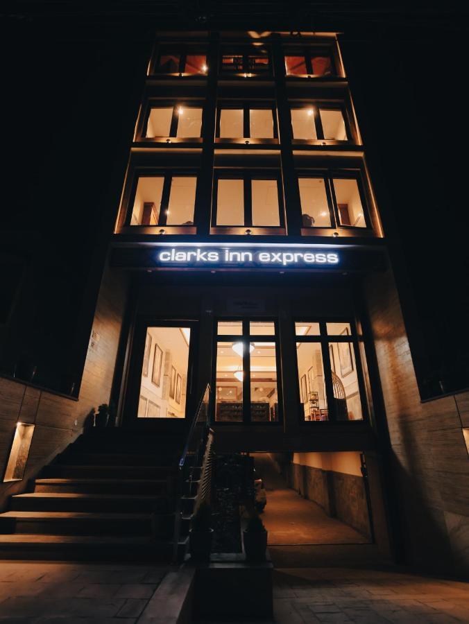 Clarks Inn Express, Деградун Екстер'єр фото